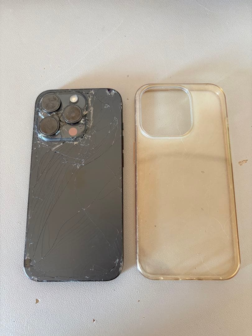 背面割れあり iPhone15 Pro 128GB ブラックチタニウム Apple iPhone 15 Pro 256GB ブラック チタニウム SIMフリー (整備済み
