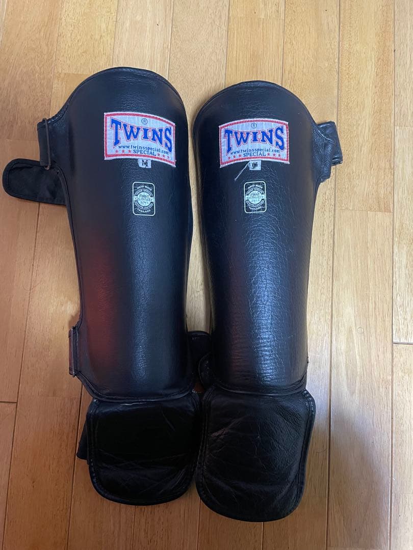 使い古されたTWINS レガース 新TWINS ツインズ 本革製キックボクシングレガース 踵止め無し 黒 M